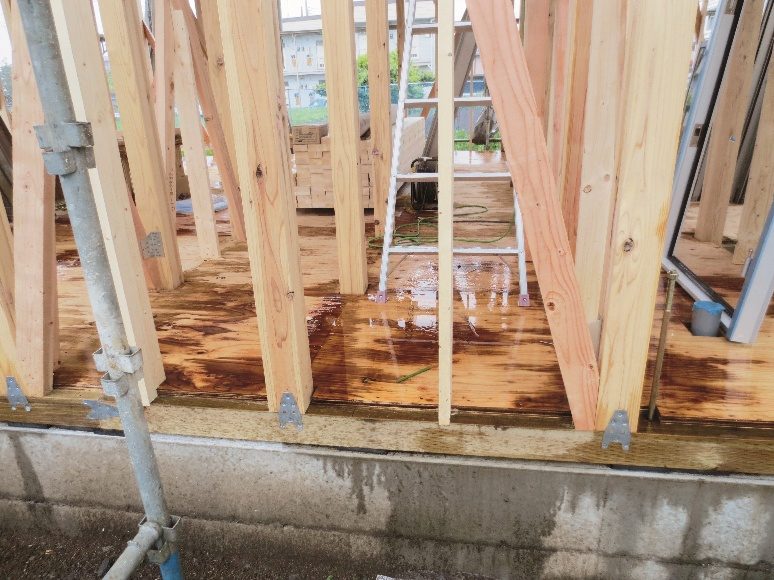 雨でびしょ濡れの現場